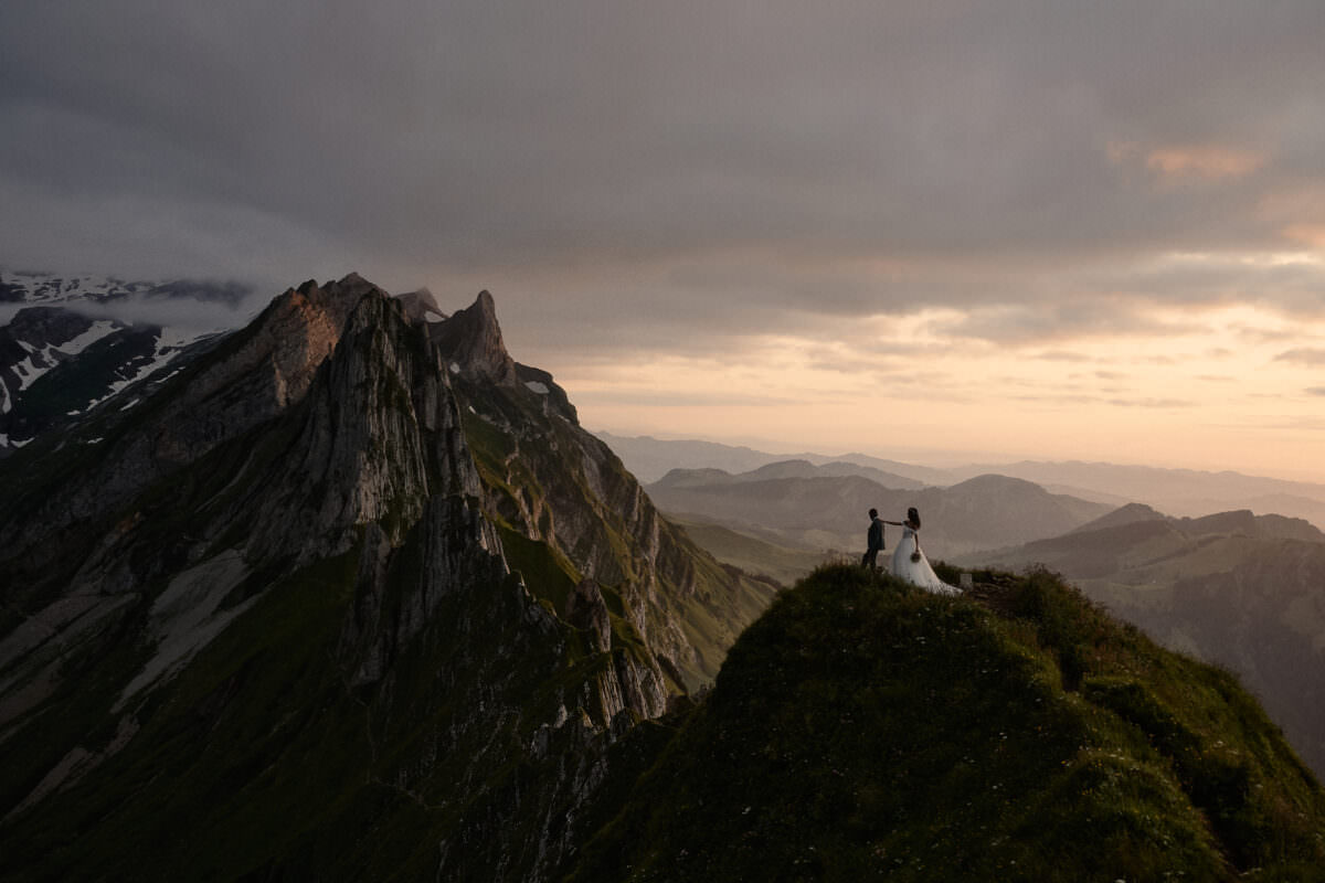 Hochzeitspaar beim Sonnenuntergang in den Bergen