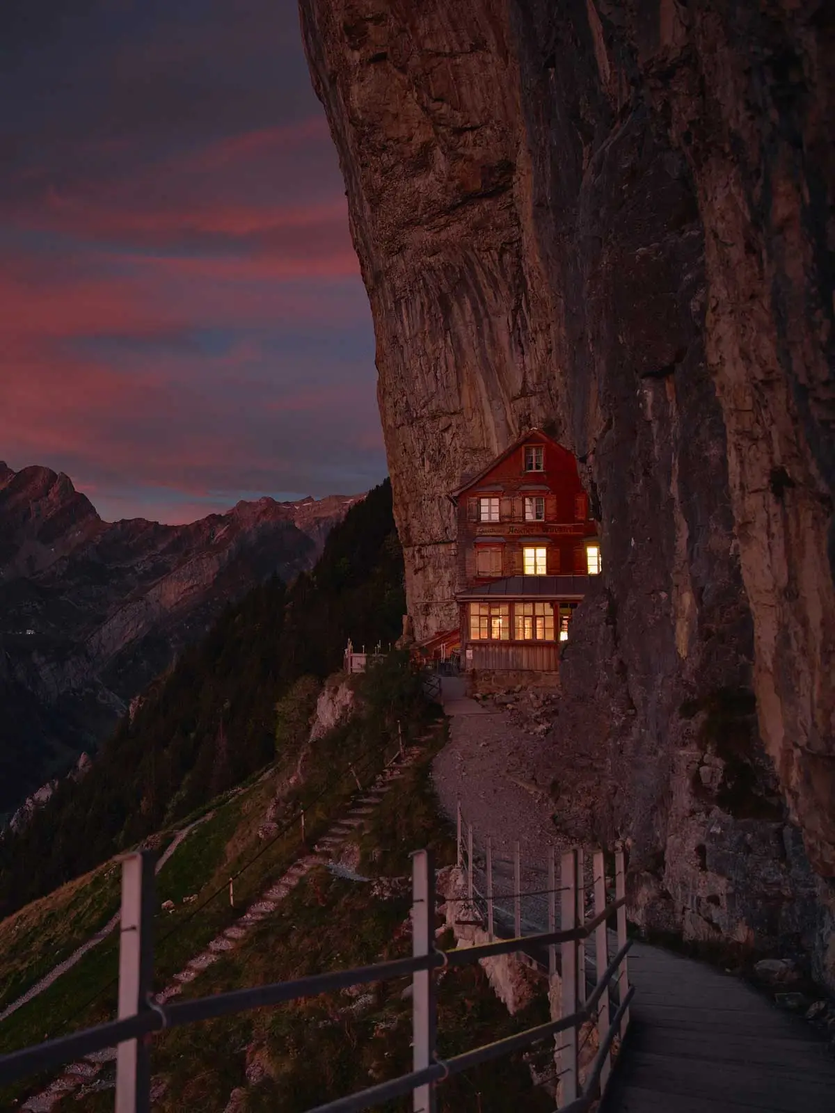 Berggasthaus Äscher Appenzell beim Sonnenaufgang
