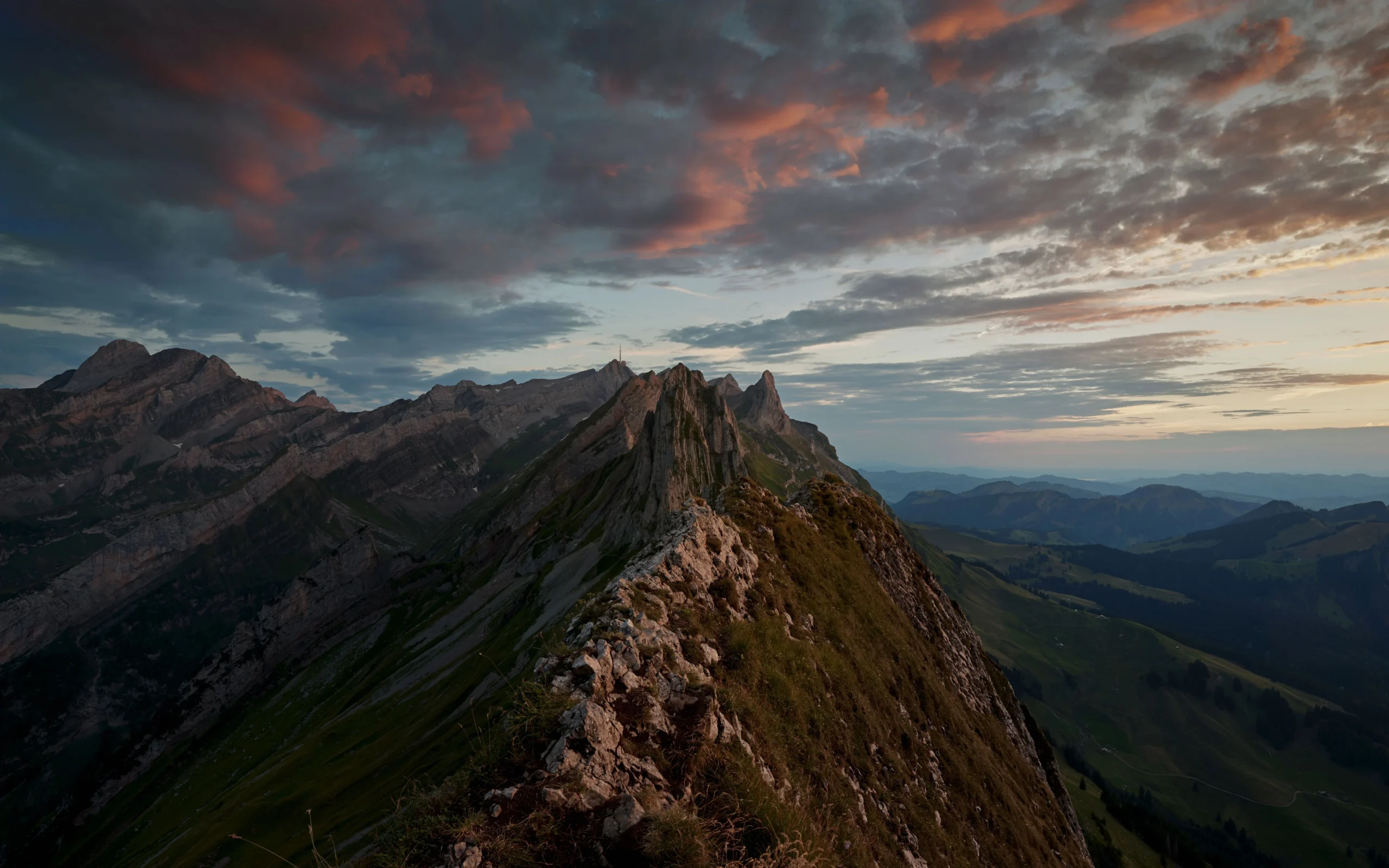 Säntis im Abendlicht mit roten Wolken, Sicht vom Schäfler aus.