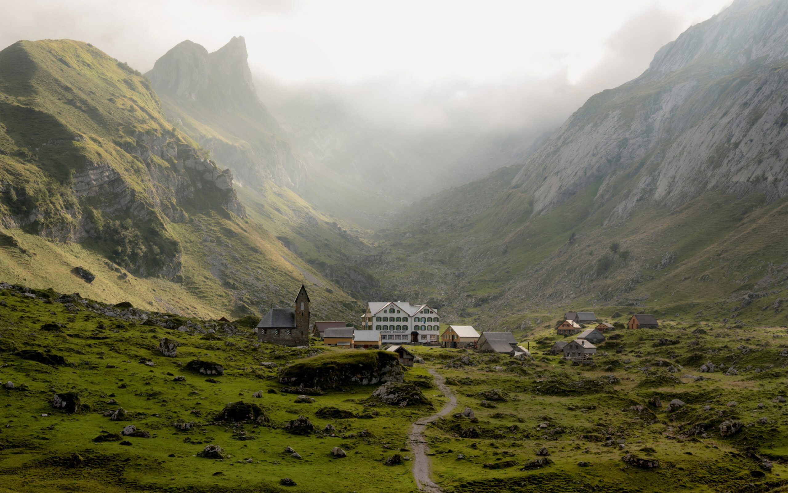 Die Meglisalp, ein kleines Alpdorf im Alpstein am Nachmittag. Dunst hängt in der Luft.