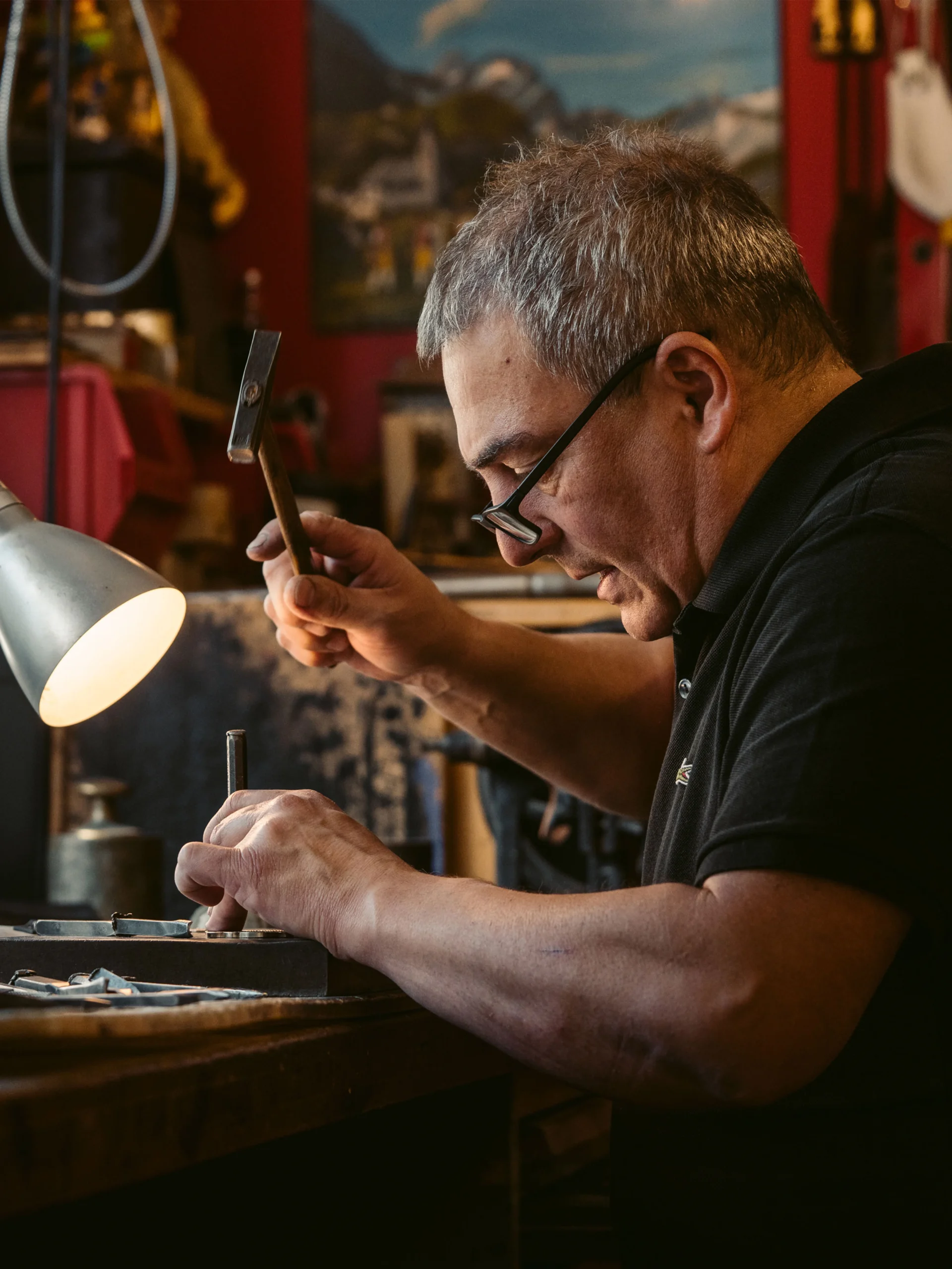 Appenzeller Kunsthandwerk, ein Kunstschmid bei seiner Arbeit, mit einem Hammer.