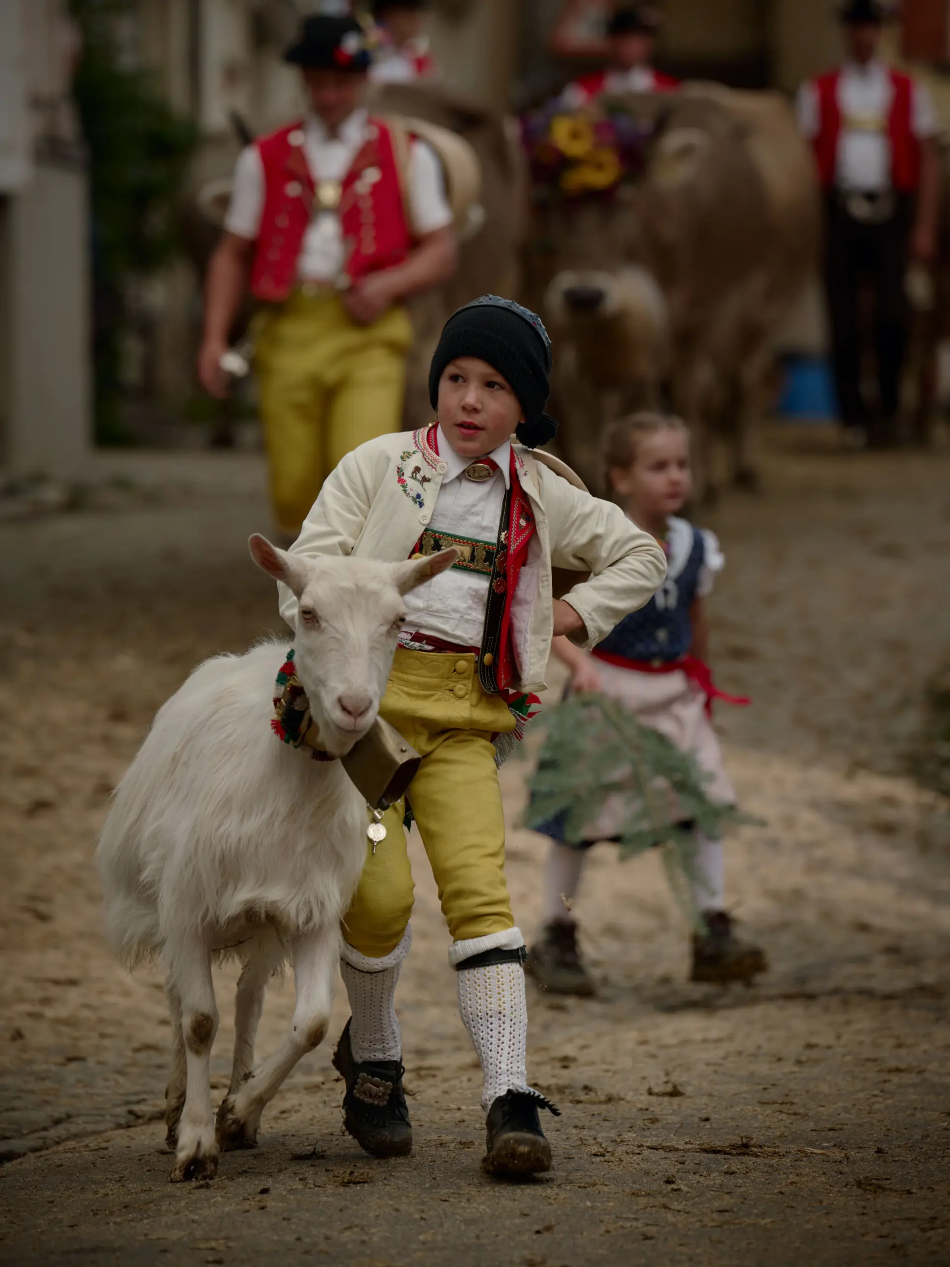 Junge mit Ziege in traditionellen Appenzeller Bauern Tracht