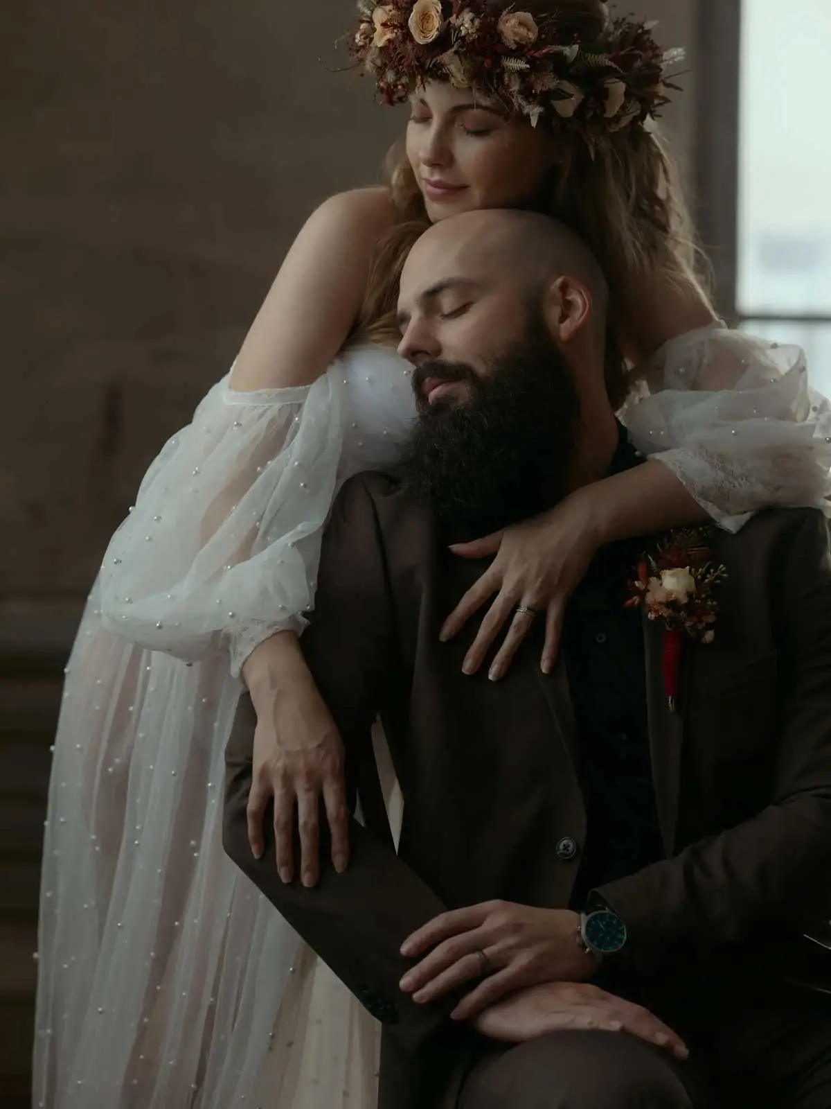Weddings 15 Eine schwangere Frau mit Blumenkrone umarmt mann von hinten