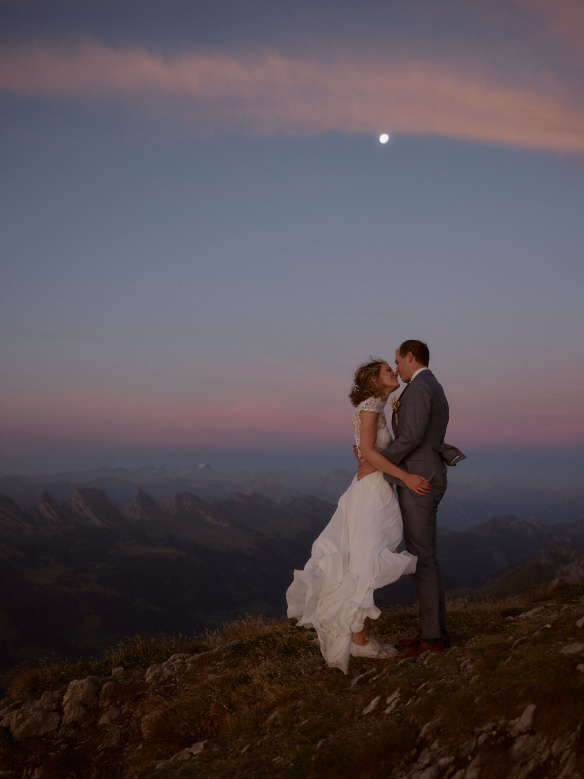 Hochzeitspaar-Sonnenaufgang-Appenzell-Berge