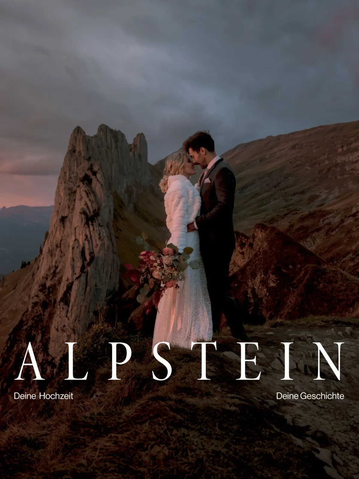 Hochzeitspaar steht vor einer Felswand, bei der Saxerlücke im Alpstein am Sonnenaufgang, ein grosser Blumenstrauß in der Hand der Frau.