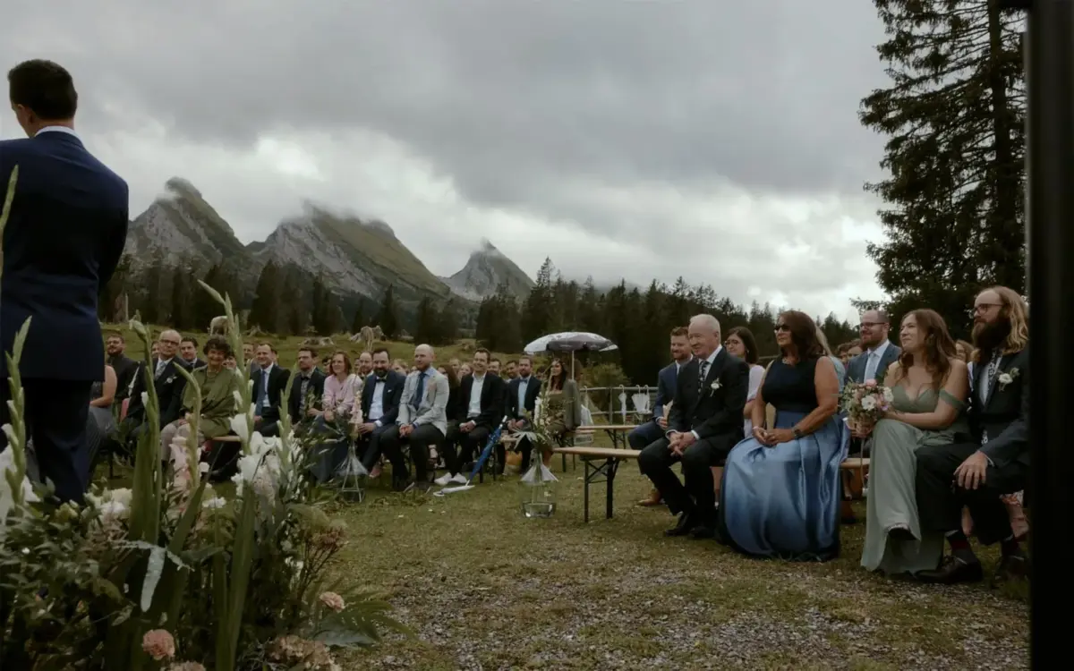 Weddings 8 Hochzeitsgäste sitzen bei einer freien Trauung auf der Selamatt im Toggenbrugg. im Hintergrund sieht man die Churfirsten.