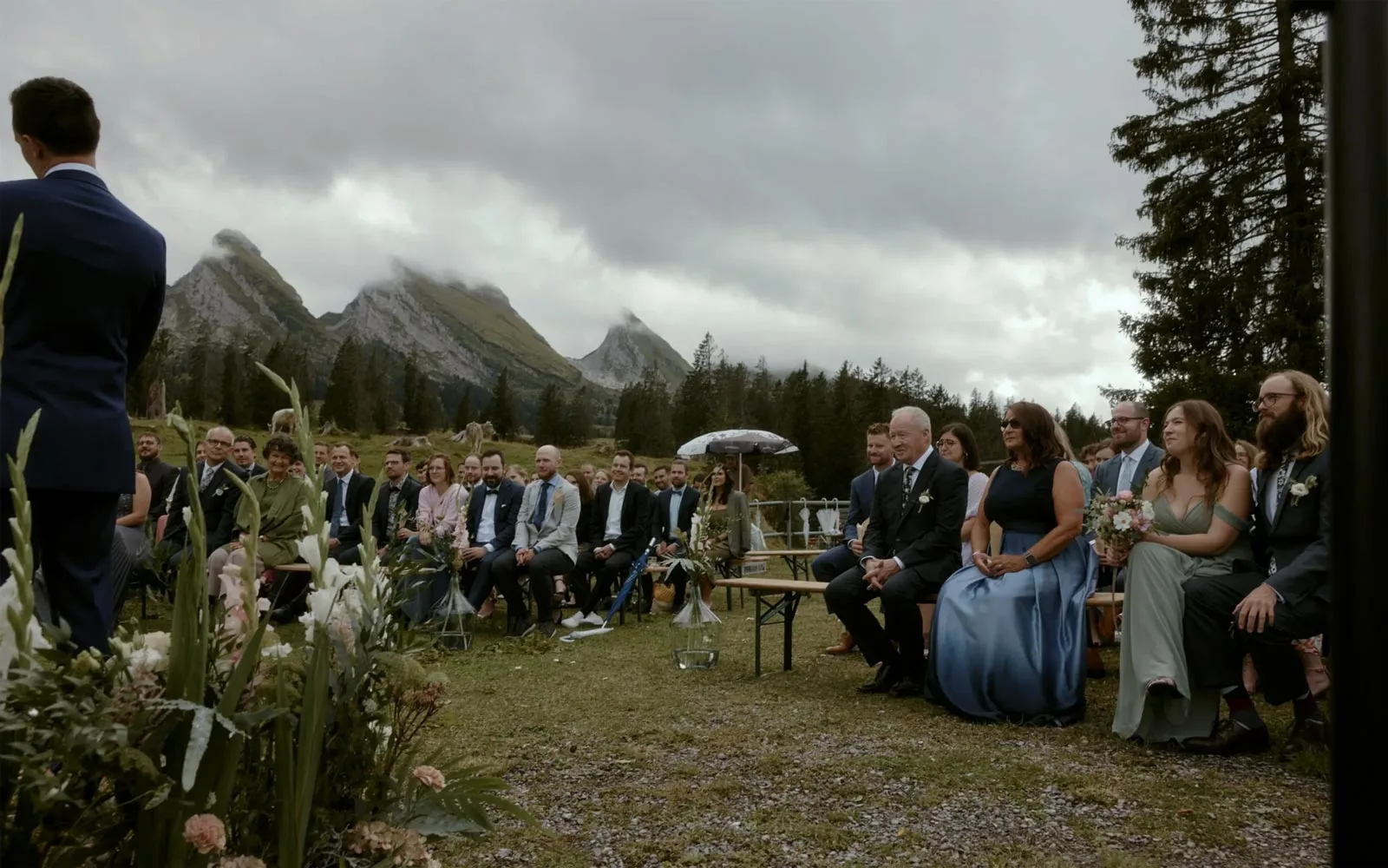 Weddings 27 Hochzeitsgäste sitzen bei einer freien Trauung auf der Selamatt im Toggenbrugg. im Hintergrund sieht man die Churfirsten.