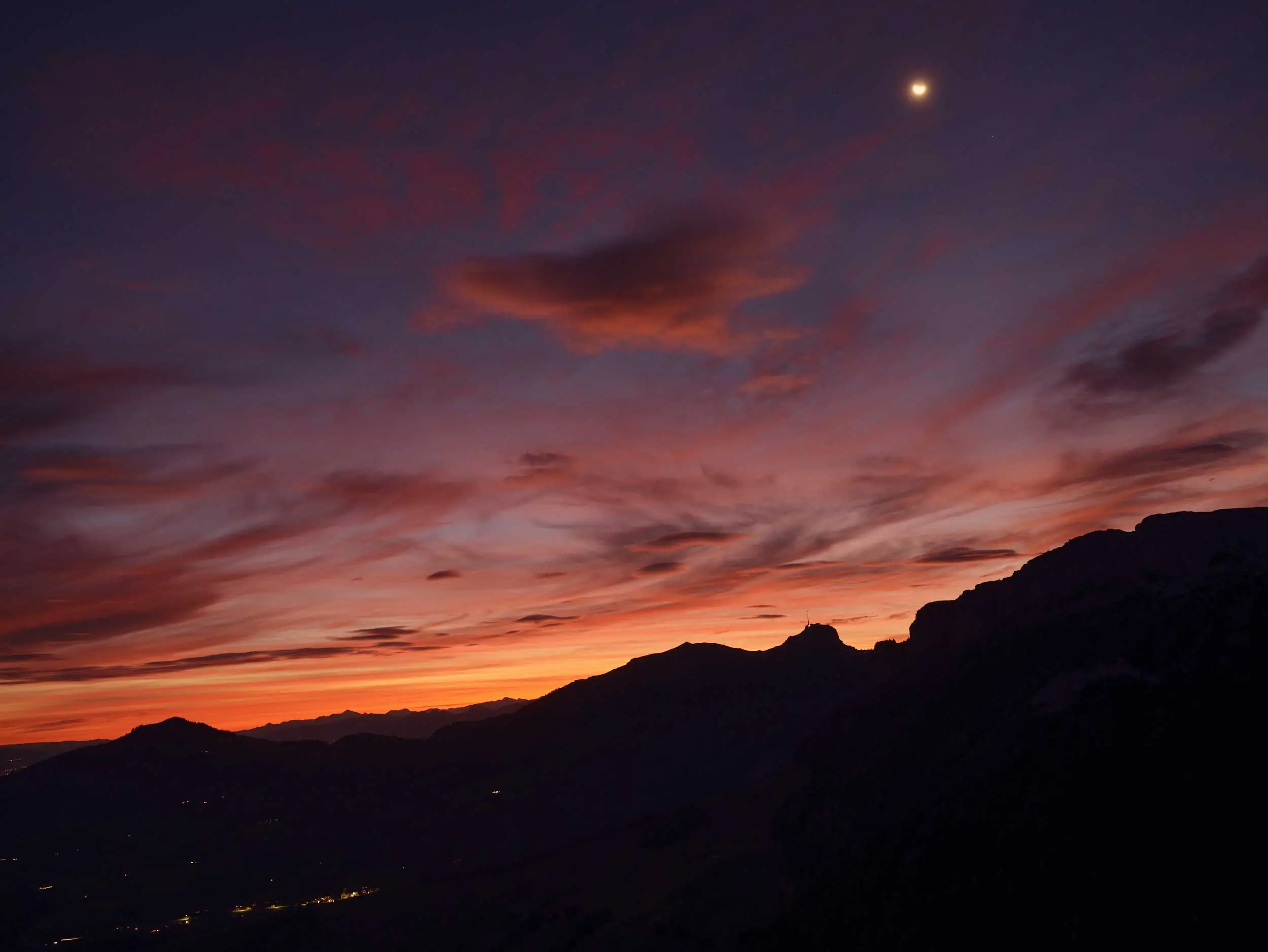 Aussicht vom Berggasthaus Äscher in Appenzell bei Sonnenaufgang