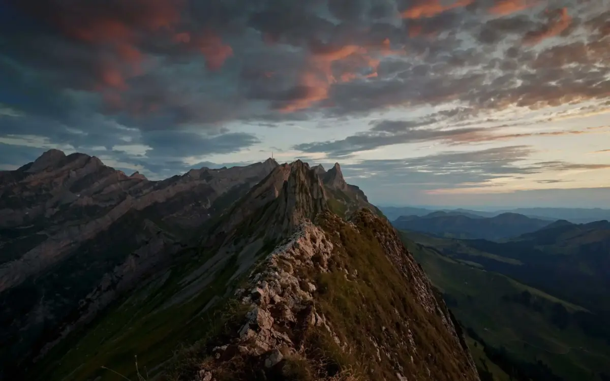 Säntis im Abendlicht mit roten Wolken, Sicht vom Schäfler aus.