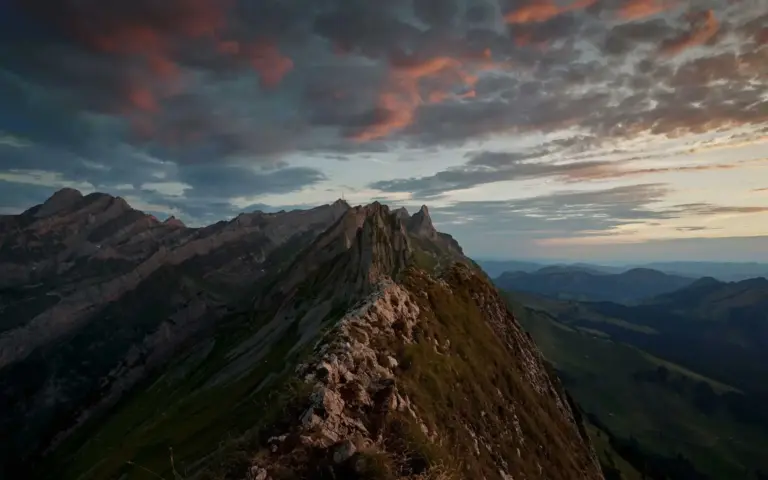 Säntis im Abendlicht mit roten Wolken, Sicht vom Schäfler aus.