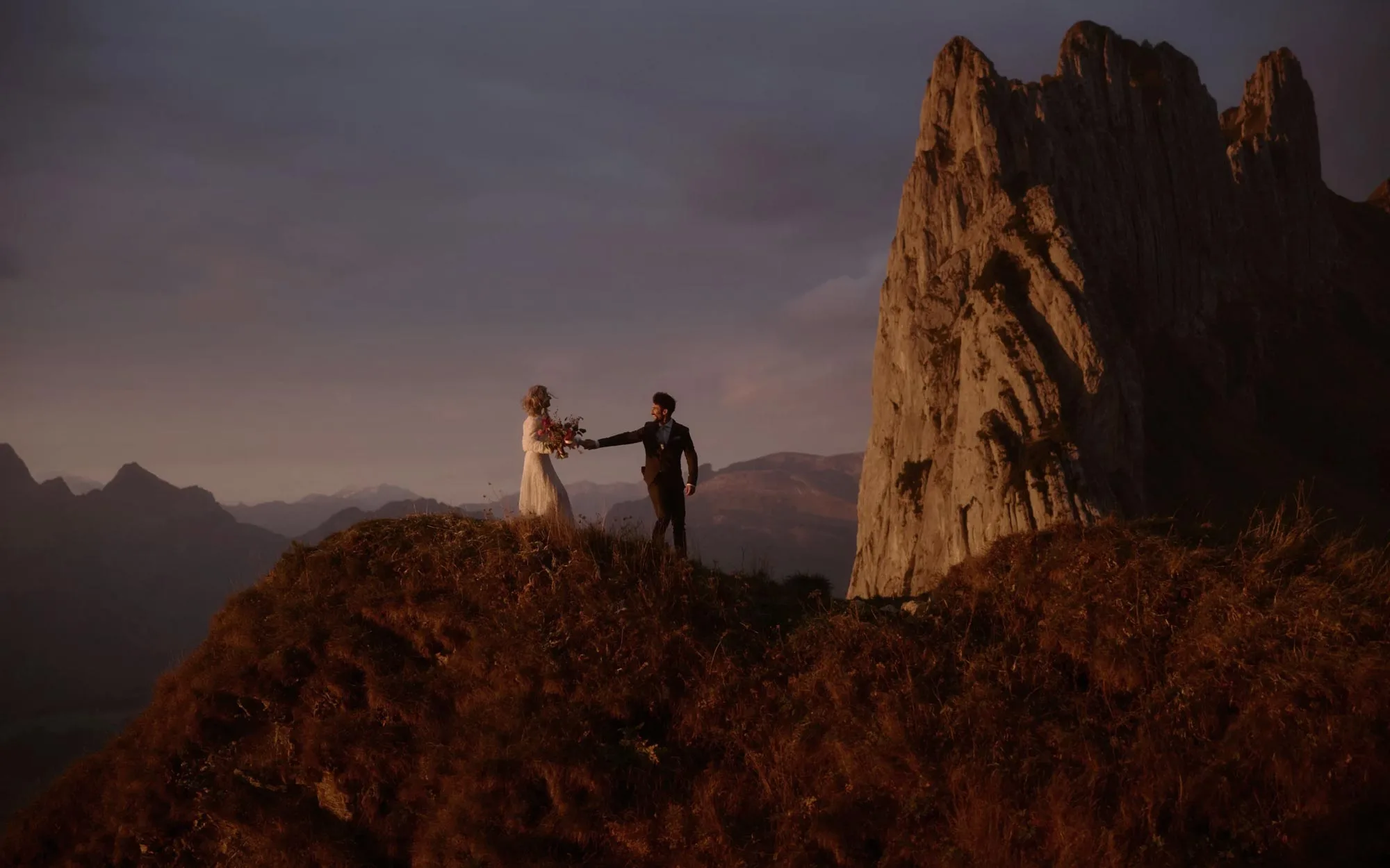 Brautpaar auf einer Alpwiese im Sommer, Alpstein – Hochzeit in den Bergen