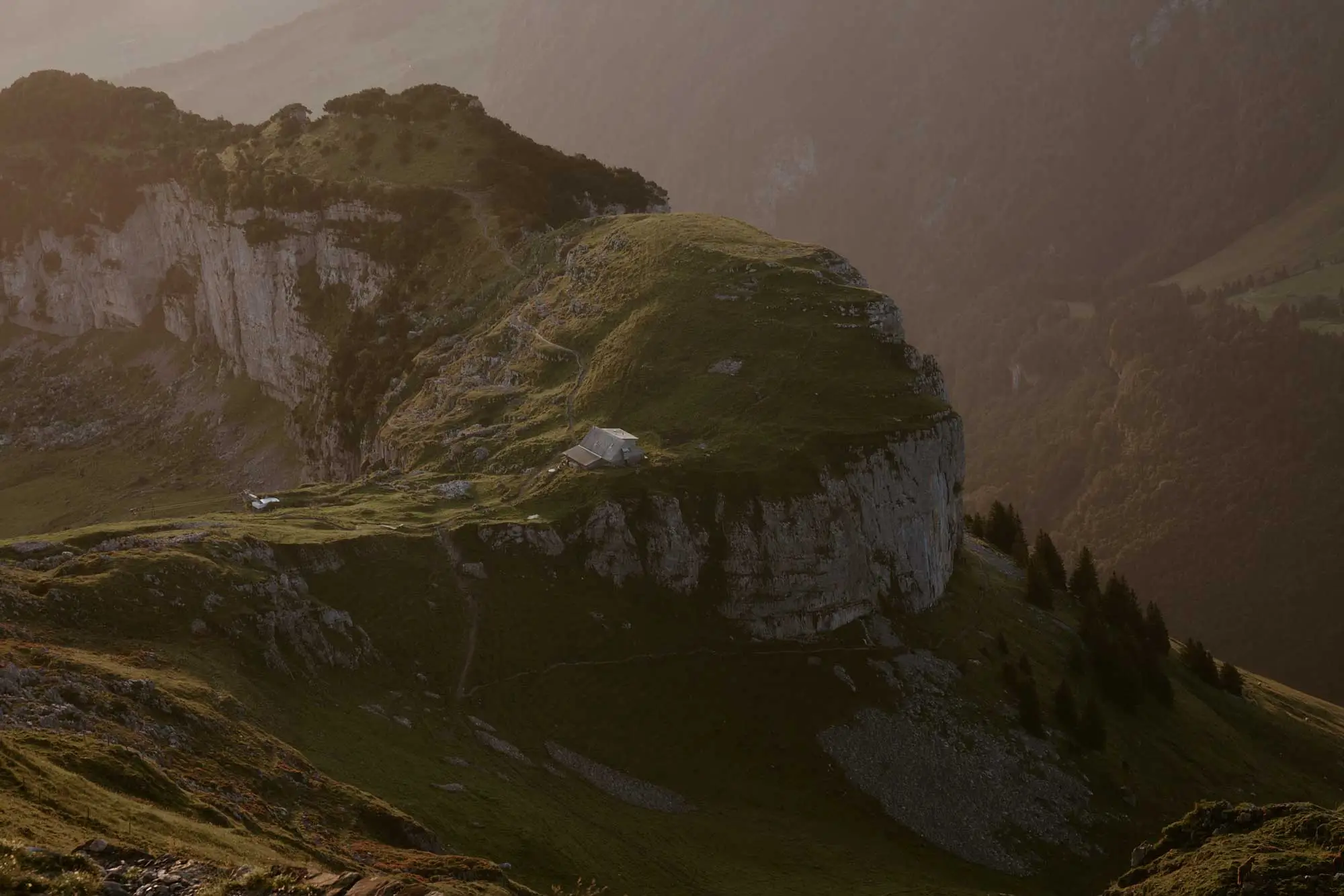 Berggasthaus auf der Ebenalp im weichen Abendlicht, Appenzell