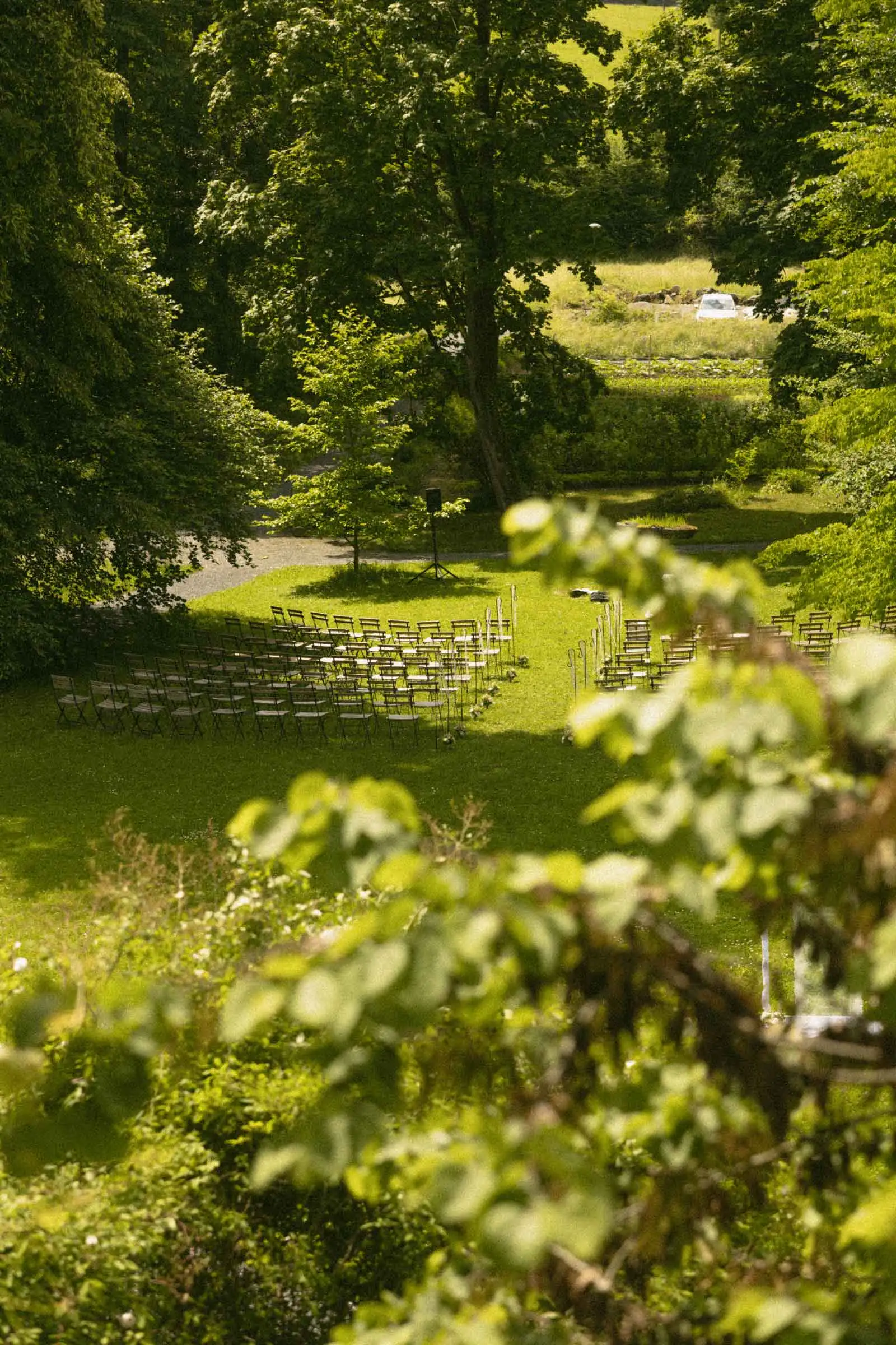 Stuhlreihen für die freie Trauung auf der Wiese im Park von Schloss Wartegg