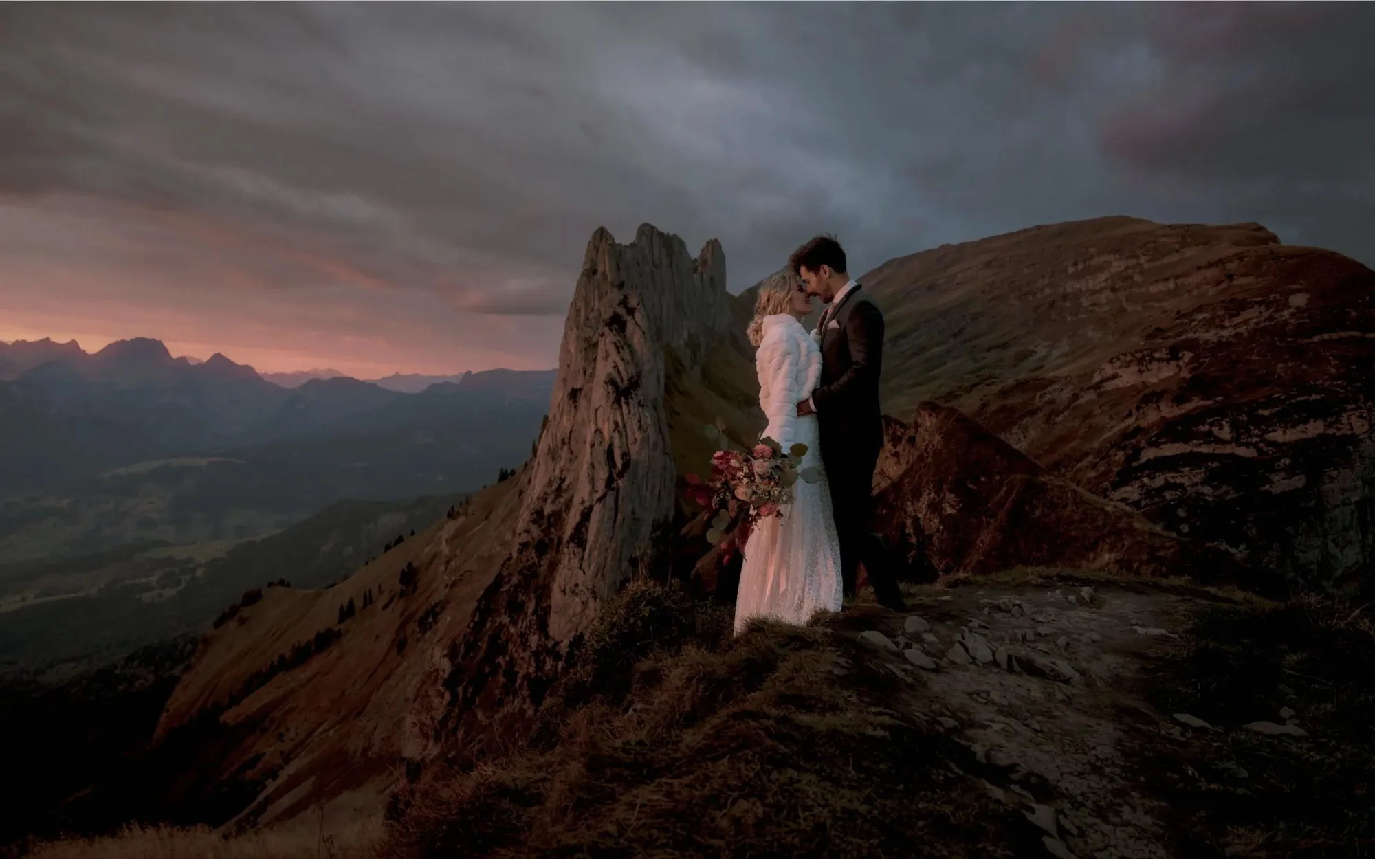 Brautpaar auf dem Grat an der Saxerlücke neben den Kreuzbergen in der Dämmerung – Hochzeit in den Bergen