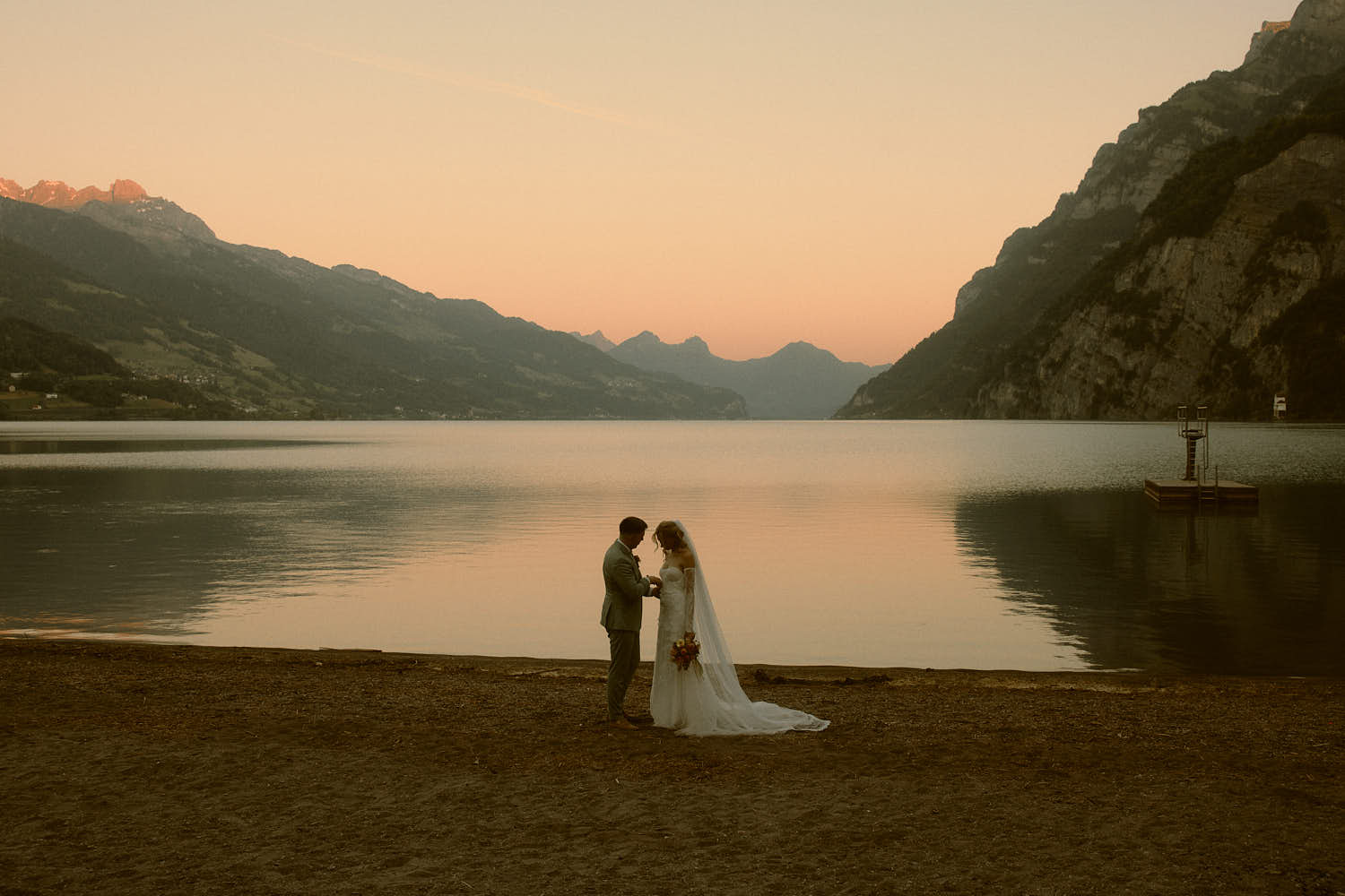 Brautpaar am Ufer des Walensees im Abendlicht, Hochzeit in der Schweiz