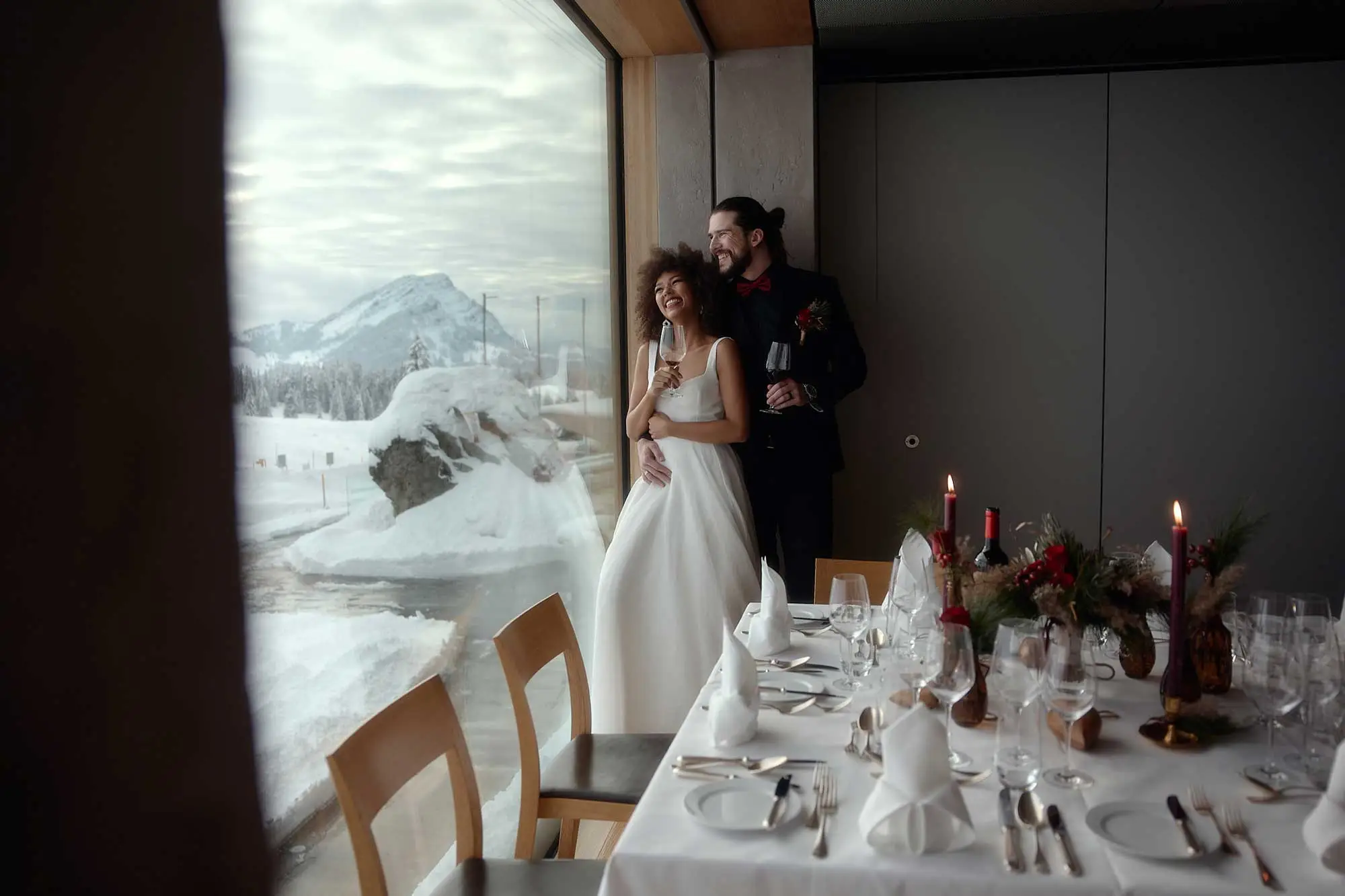 Vorbereitung im Hotelzimmer von Säntis – das Hotel auf der Schwägalp, Braut am Fenster