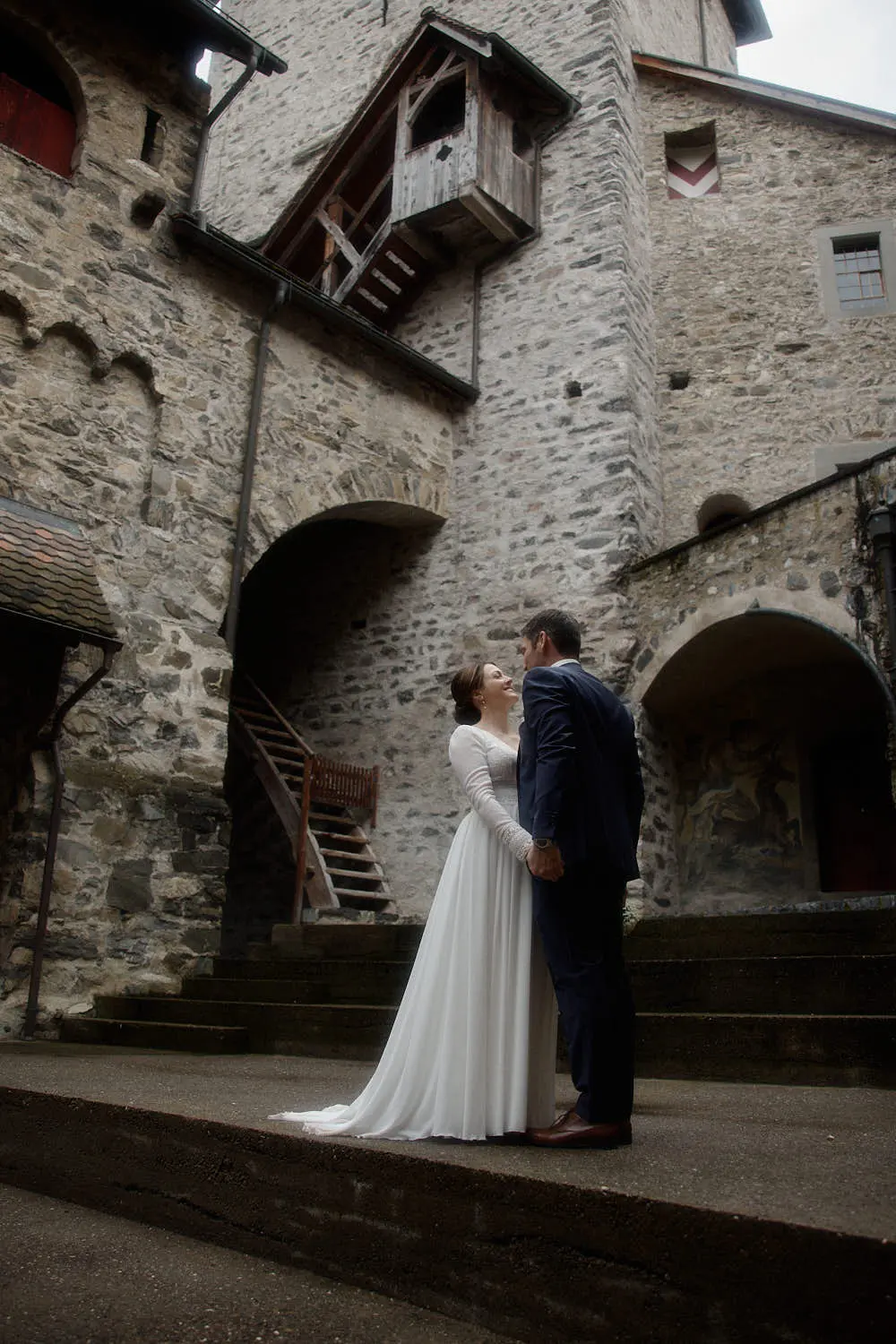 Brautpaar im Burghof der Burg Gutenberg in Balzers – Hochzeitsfotograf Liechtenstein
