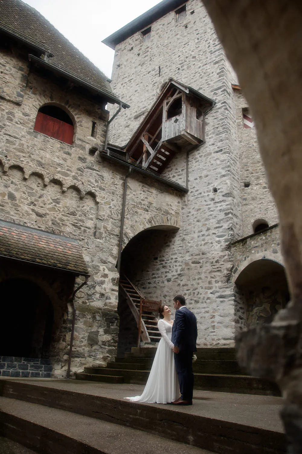 Brautpaar im Burghof der Burg Gutenberg unter dem Turm mit Holzlaube
