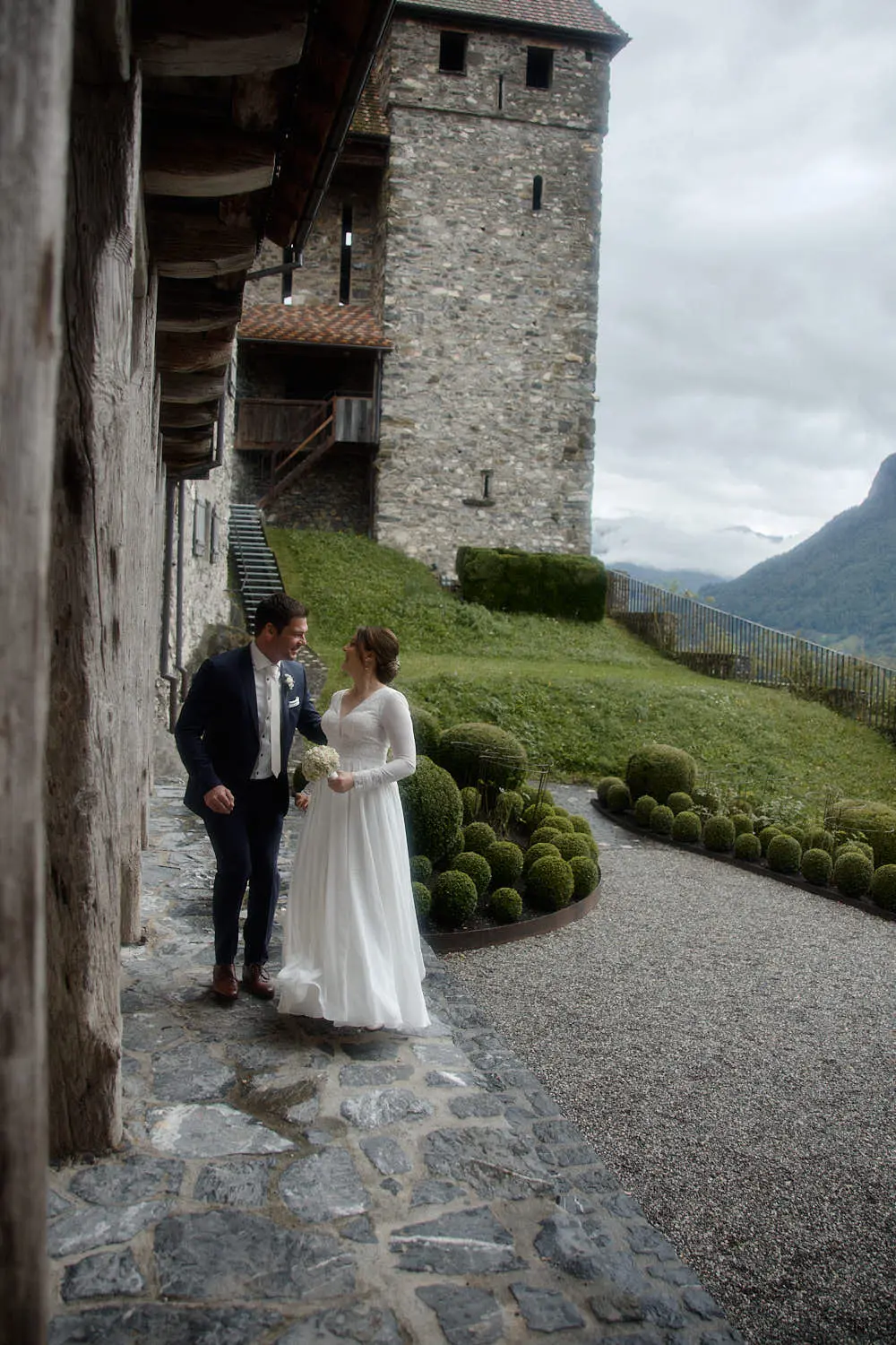 Brautpaar im Burggarten der Burg Gutenberg vor dem Turm, Balzers – Hochzeitsfotograf Liechtenstein