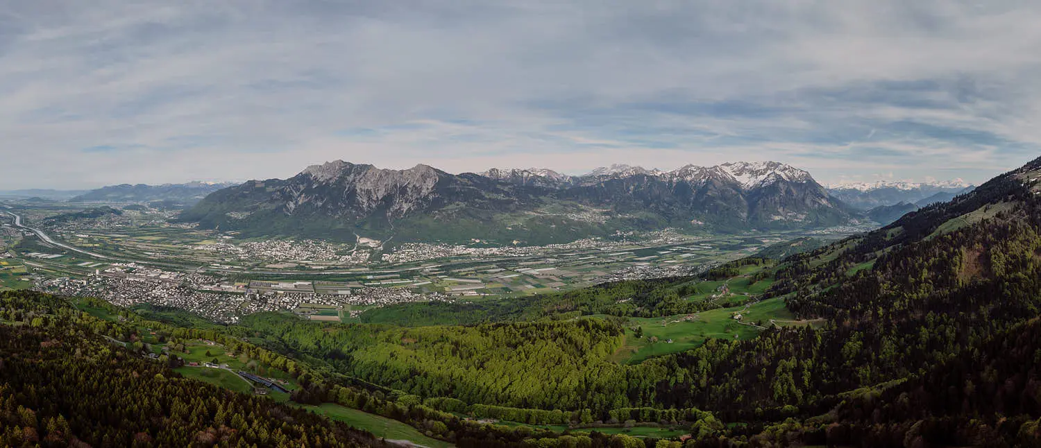 Panoramablick vom Berg über das Liechtensteiner Rheintal