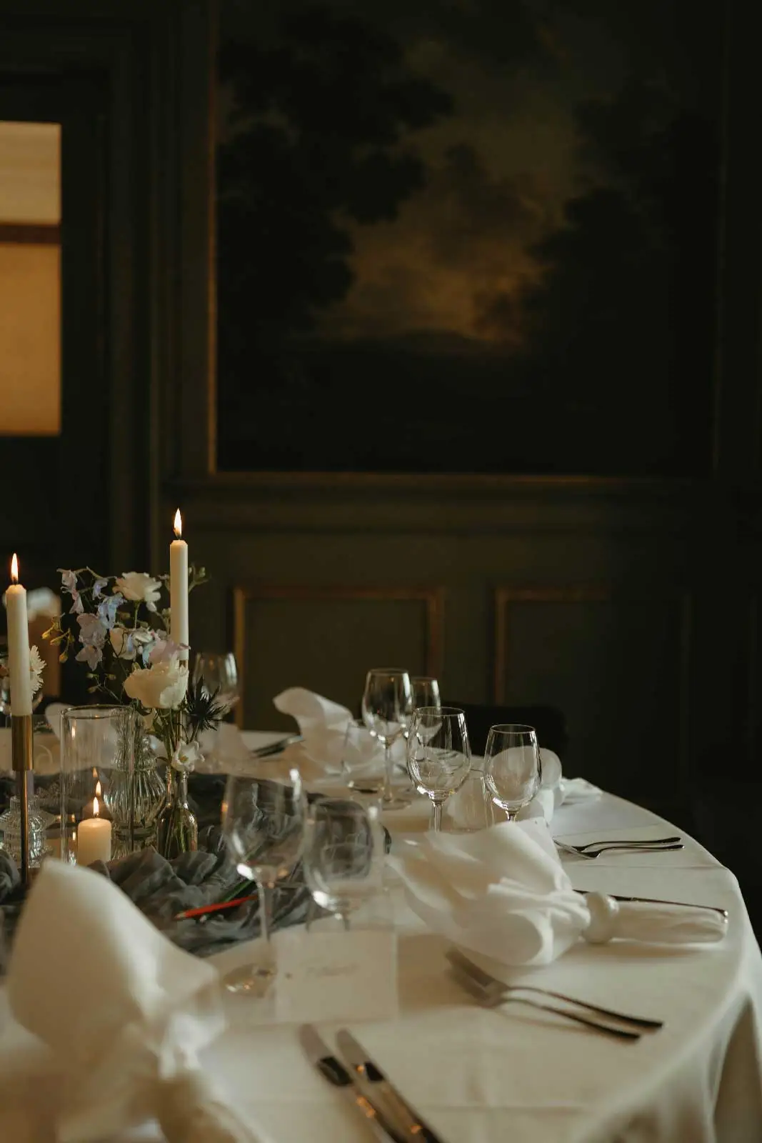 Gedeckte Hochzeitstafel mit Kerzen und weissen Blumen im Saal der Villa Au am Zürichsee
