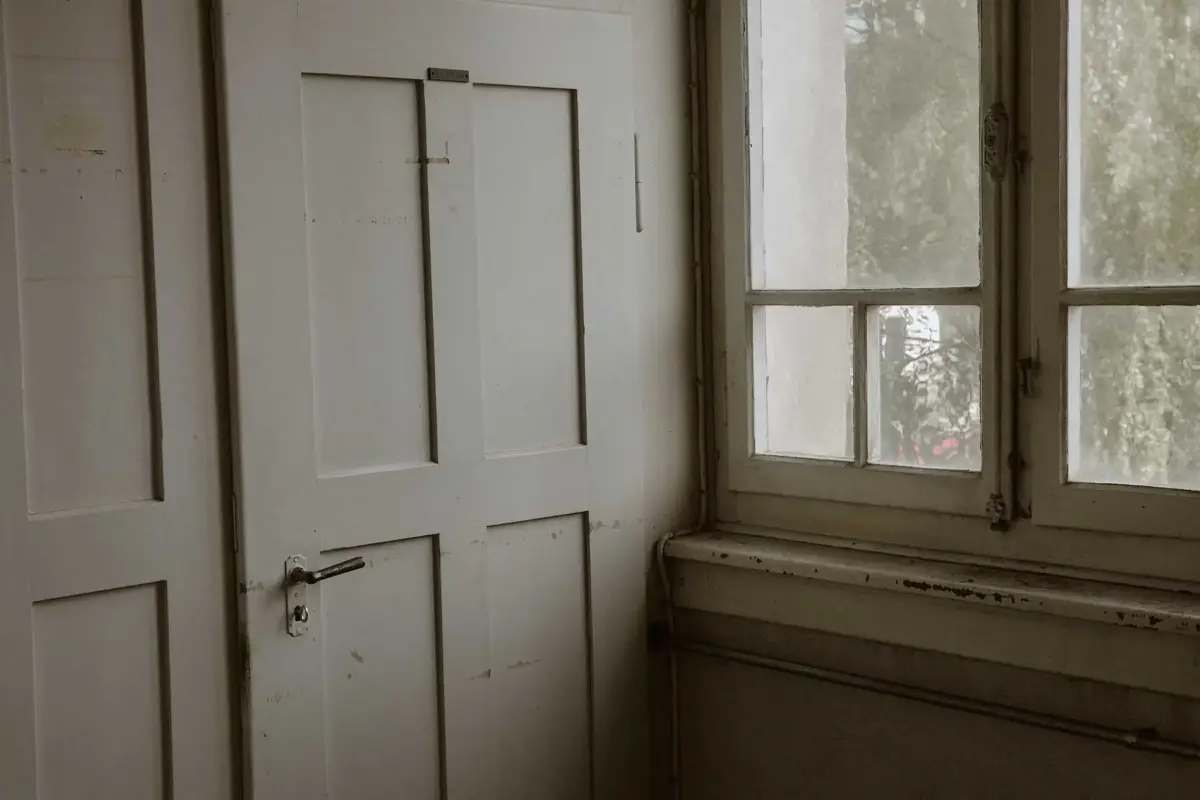 Home 26 photo studio door