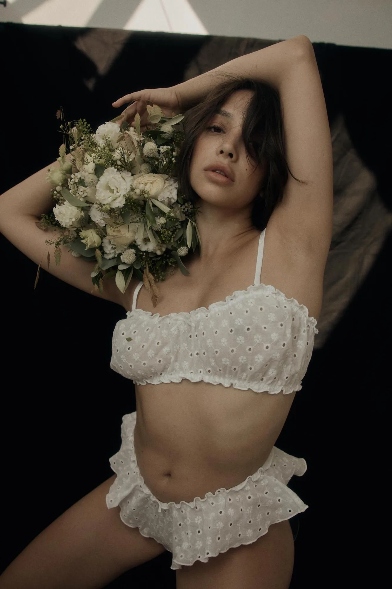 Boudoir shoot: woman in white lace lingerie with a bouquet – photographer St.Gallen