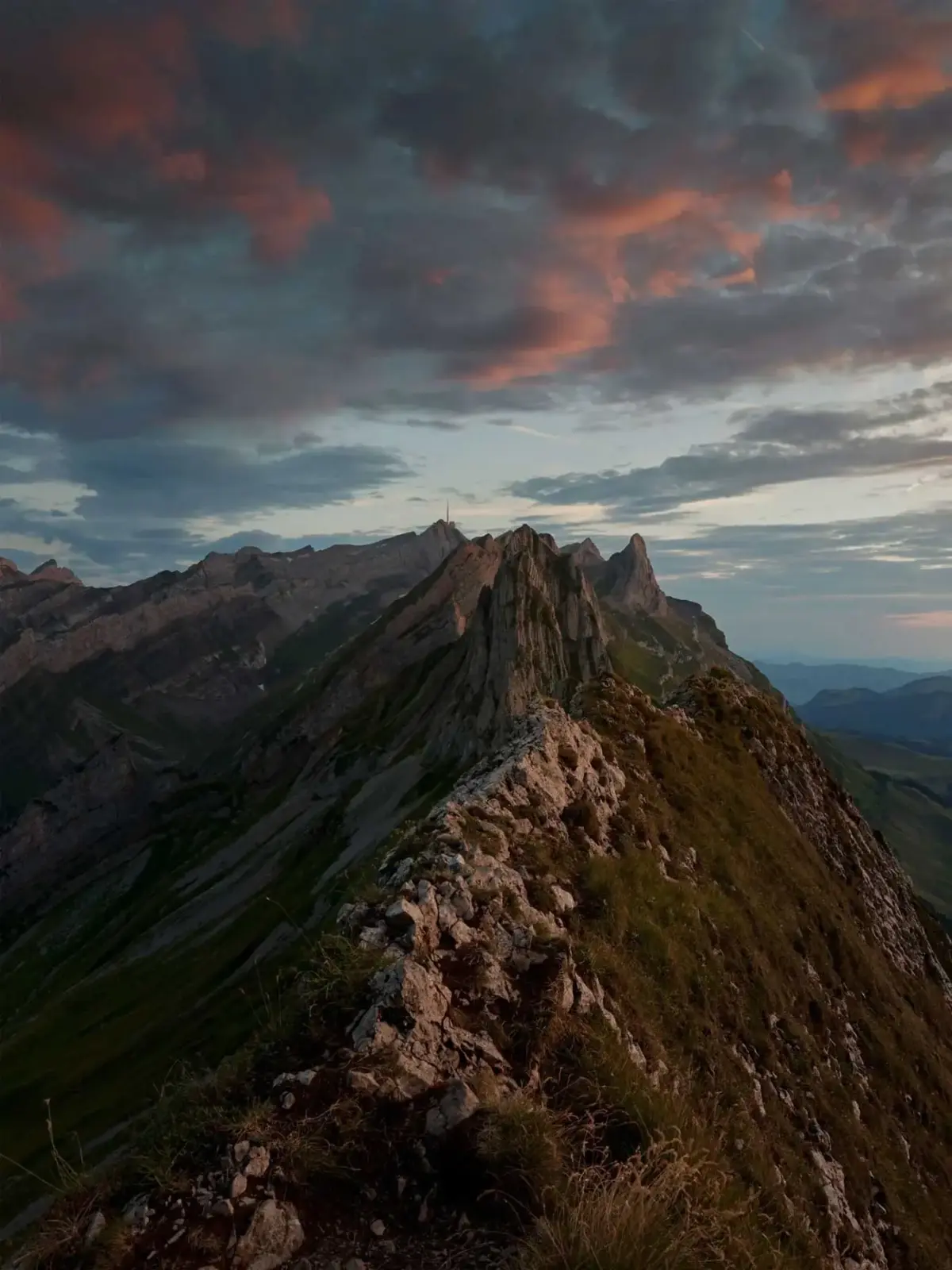 Säntis im Abendlicht mit roten Wolken, Sicht vom Schäfler aus.