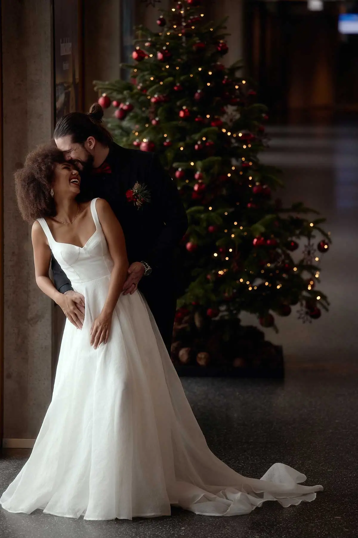 Brautpaar vor dem Weihnachtsbaum, Winterhochzeit in der Schweiz